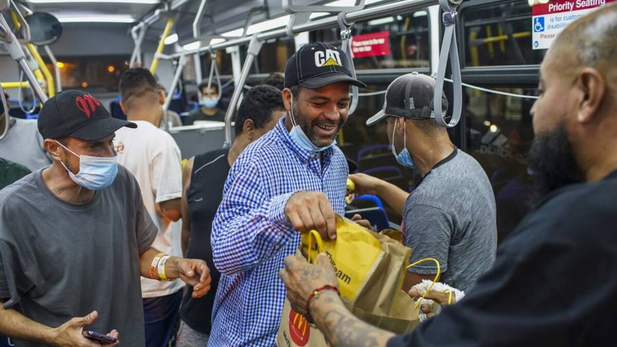 Chicago recibe el primer bus con cerca de 80 inmigrantes enviados desde Texas