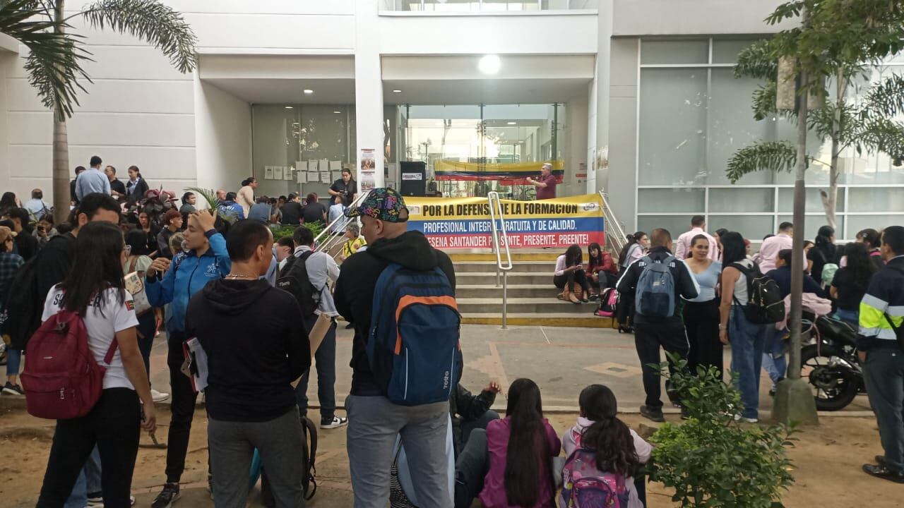 Sindicato del Sena realiza plantón por gestión del director Nacional. Foto: Suministrada