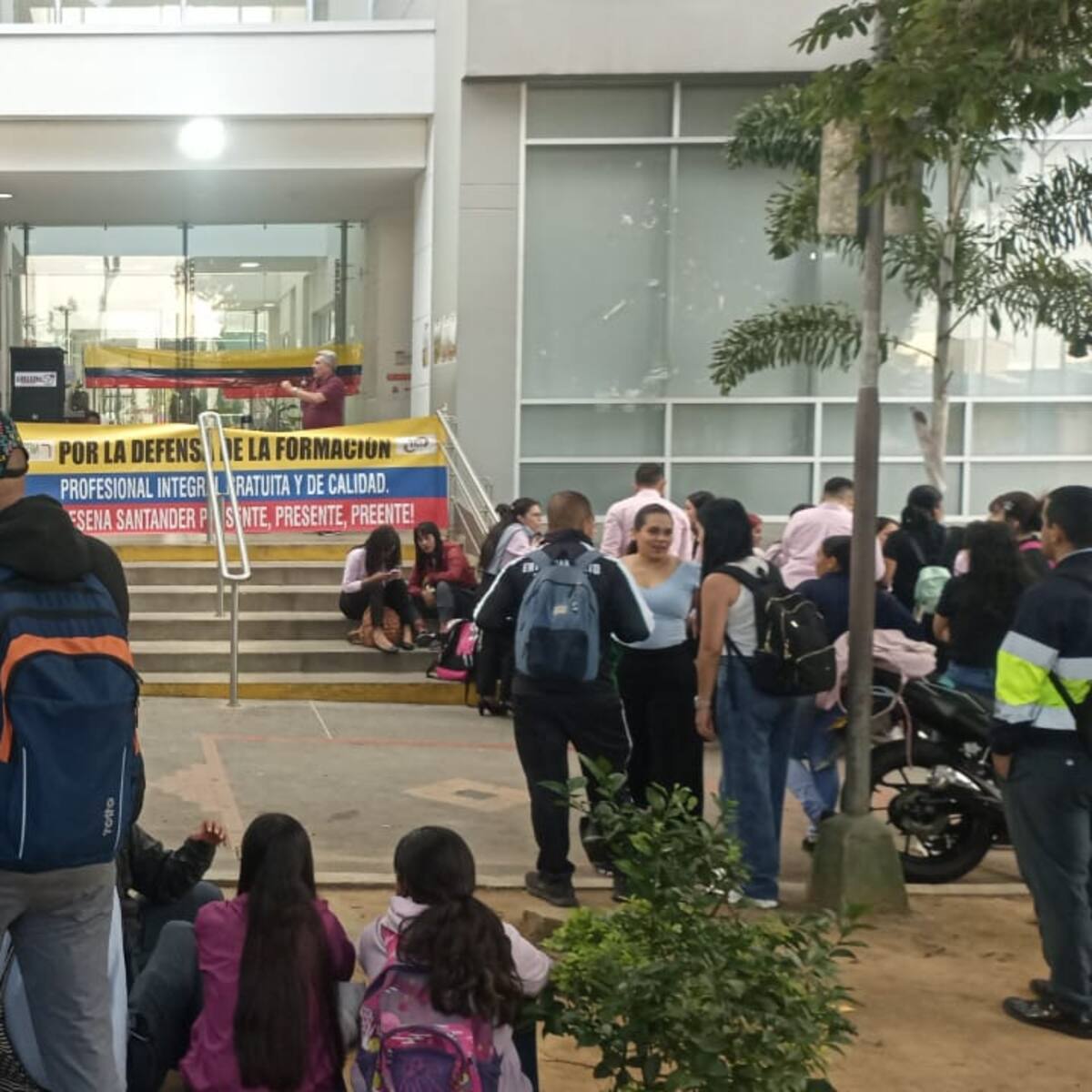 Sindicato del Sena realiza plantón por gestión del director Nacional