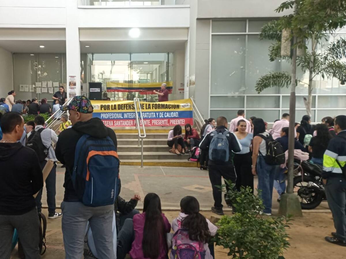 Sindicato del Sena realiza plantón por gestión del director Nacional