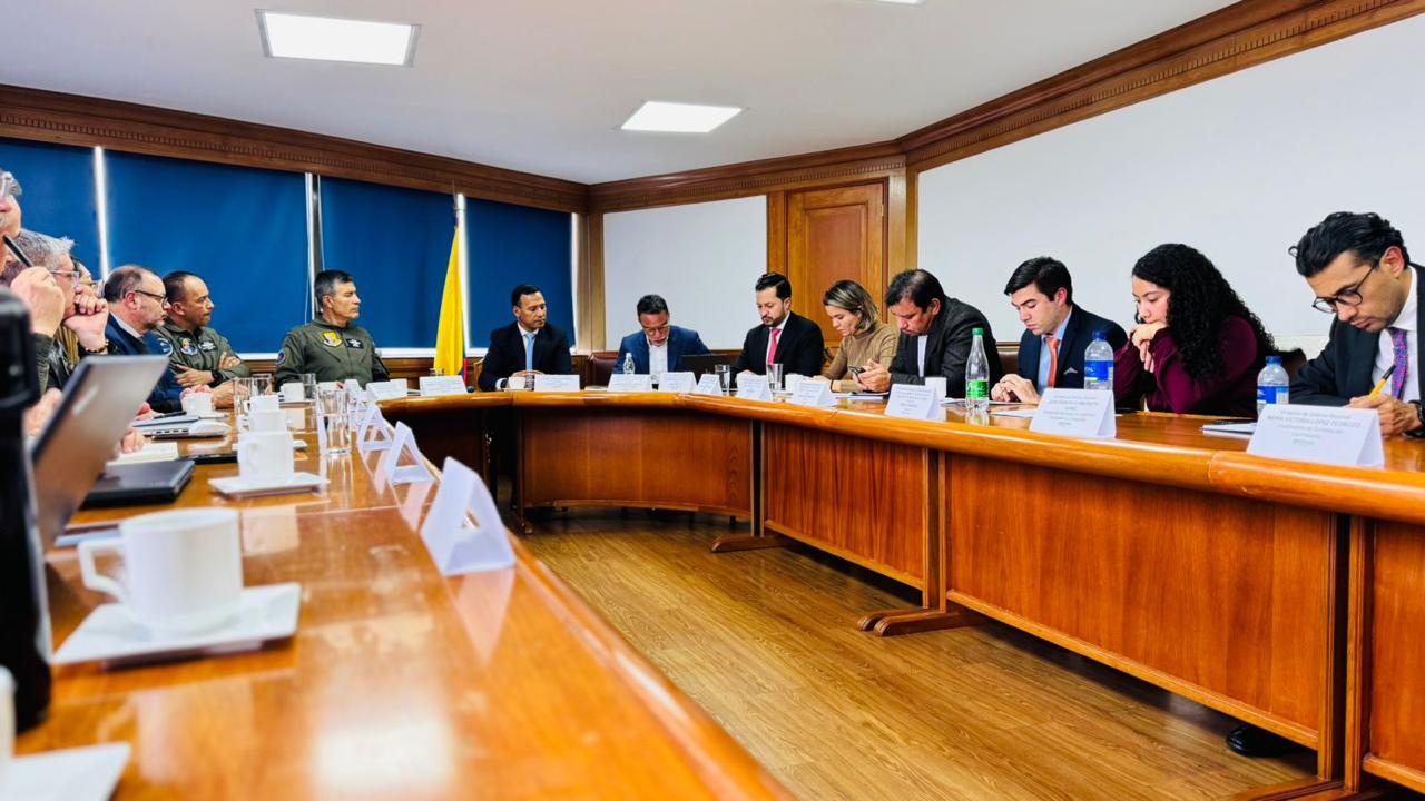 MinDefensa y Procuraduría revisan contratación para la compra de los aviones Gripen.