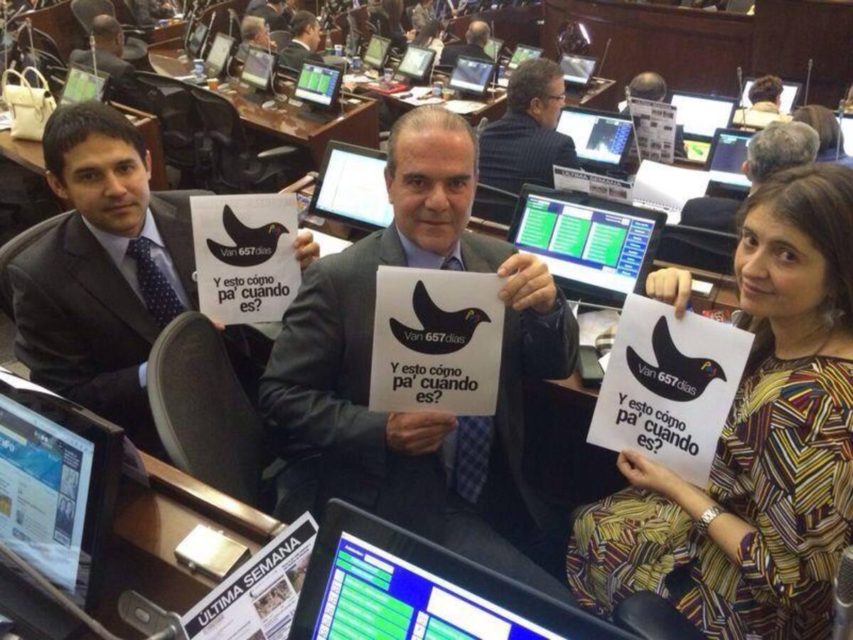 El 2 de septiembre de 2014, en la plenaria del Senado, los congresistas afirmaron con carteles en sus curules que "Van 657 días" del proceso de paz y cuestionaron con una paloma negra la supuesta demora en la firma de un acuerdo entre el gobierno de Santos y las Farc.