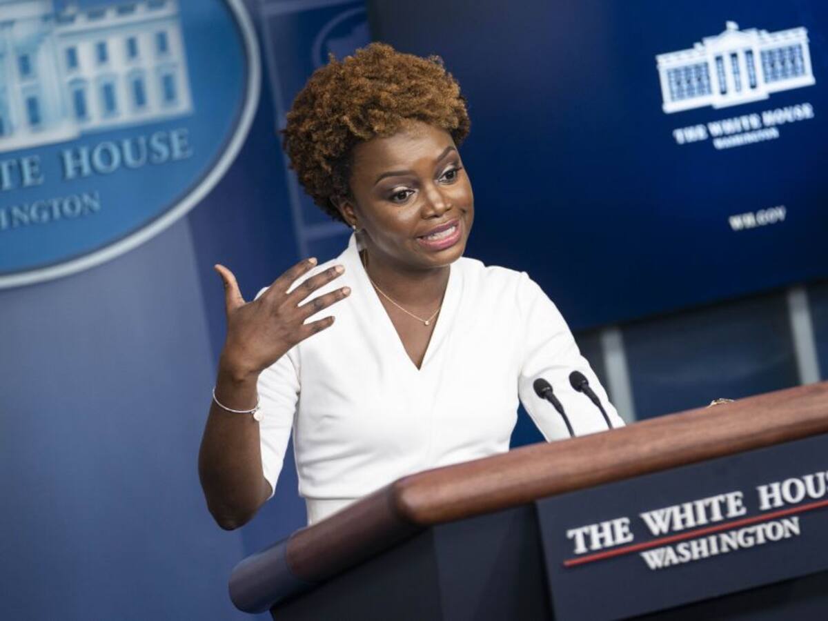 Biden pide a empresas seguir con orden de vacunación a pesar de suspensión