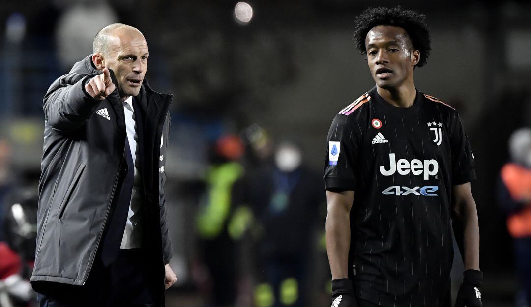 Massimiliano Allegri junto a Juan Guillermo Cuadrado en Juventus.