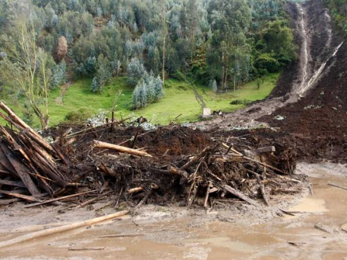 Por lluvias se presenta cierre total en tres vías nacionales