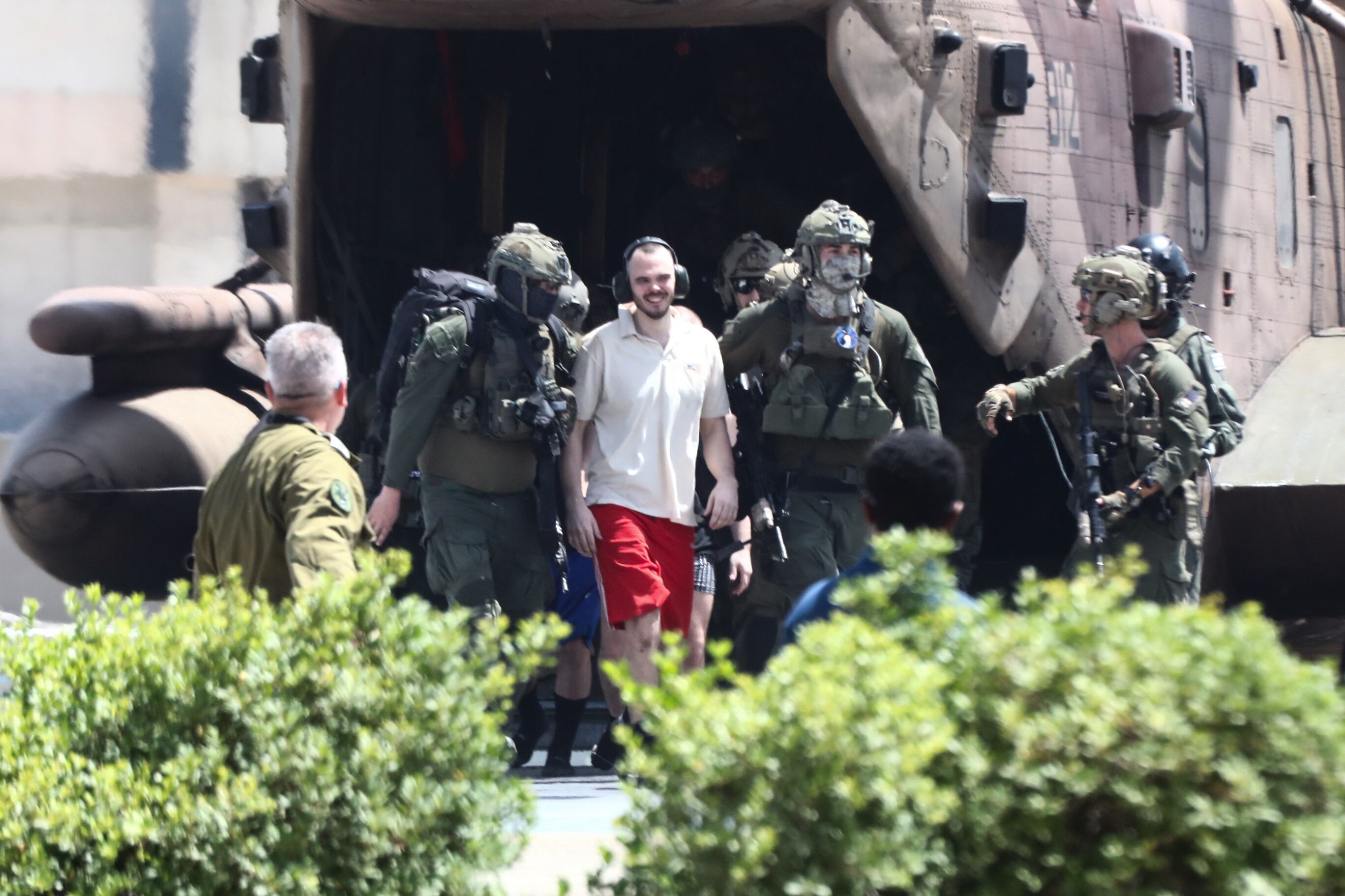 Tel Aviv (Israel), 08/06/2024.- Released Israeli hostage Andrey Kozlov (C) arrives at Tel Ashomer Hospital in Ramat Gan, near Tel Aviv, Israel, 08 June 2024. Israeli Special Forces successfully rescued Noa Argamani, Andrey Kozlov, Almog Meir Jan, and Shlomi Ziv from Hamas captivity during a rescue operation in Nuseirat, Gaza Strip, the IDF announced 08 June 2024. The hostages have been transferred to the Tel HaShomer Hospital, the IDF said. EFE/EPA/Gidon Markowicz ISRAEL OUT