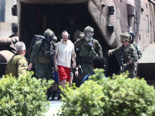 Tel Aviv (Israel), 08/06/2024.- Released Israeli hostage Andrey Kozlov (C) arrives at Tel Ashomer Hospital in Ramat Gan, near Tel Aviv, Israel, 08 June 2024. Israeli Special Forces successfully rescued Noa Argamani, Andrey Kozlov, Almog Meir Jan, and Shlomi Ziv from Hamas captivity during a rescue operation in Nuseirat, Gaza Strip, the IDF announced 08 June 2024. The hostages have been transferred to the Tel HaShomer Hospital, the IDF said. EFE/EPA/Gidon Markowicz ISRAEL OUT
