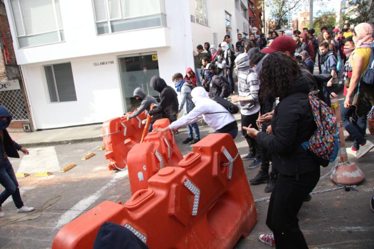 Encapuchados y estudiantes esperando acciones del ESMAD