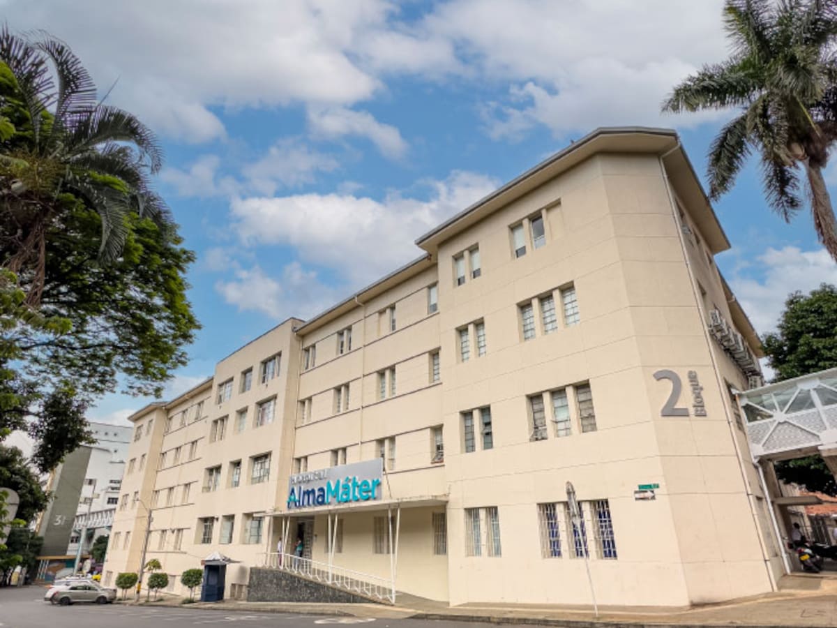Personal médico del Hospital Alma Mater realiza plantón por falta de pagos y colapso en atención