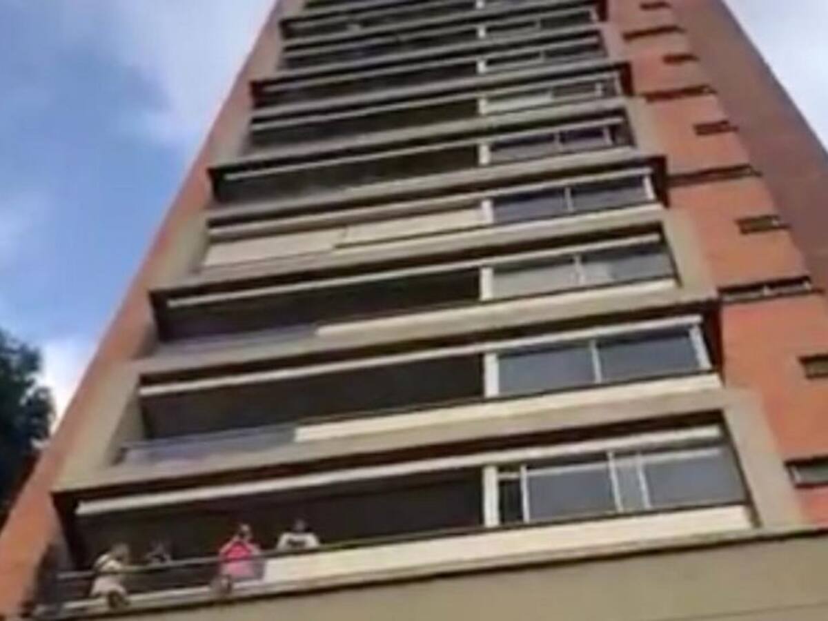 Con aplausos e himno nacional fue recibido hombre que venció el COVID-19
