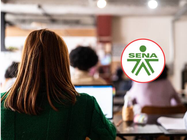 Personas en un aula de clase y de fondo el logo del SENA (Fotos vía Getty Images y COLPRENSA)