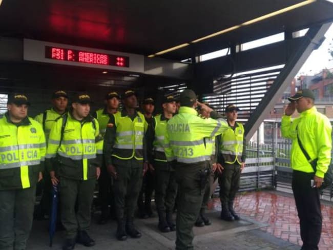 Capturan falso oficial de Policía que cuidaba estaciones de Transmilenio