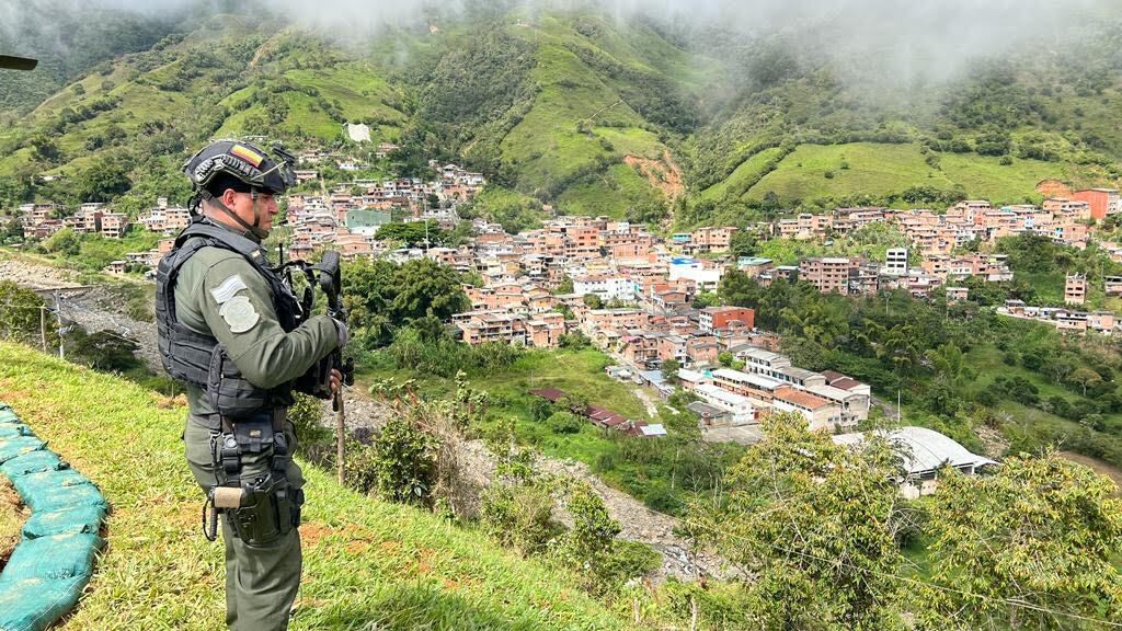 Ejército y Policía reforzaron seguridad en la vereda Las Auras de Briceño, Antioquia, tras combates de ilegales. Foto: Gobernación de Antioquia.
