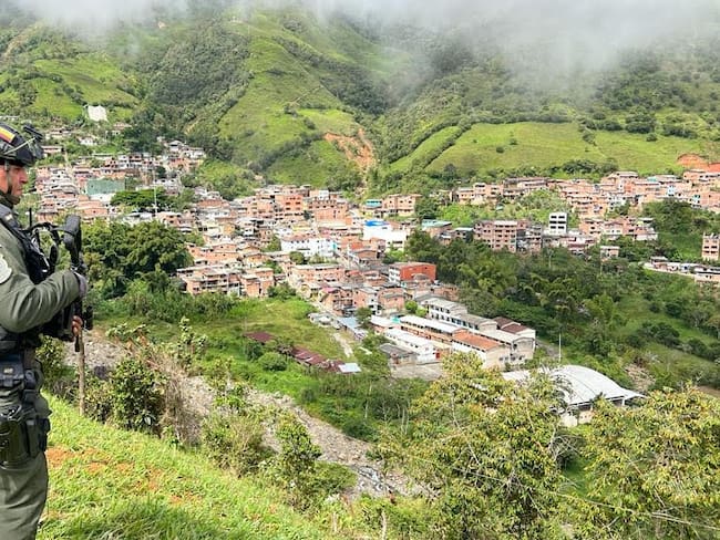 Enfrentamientos entre Clan del Golfo y disidencias FARC dejan más de 450 desplazados en Antioquia
