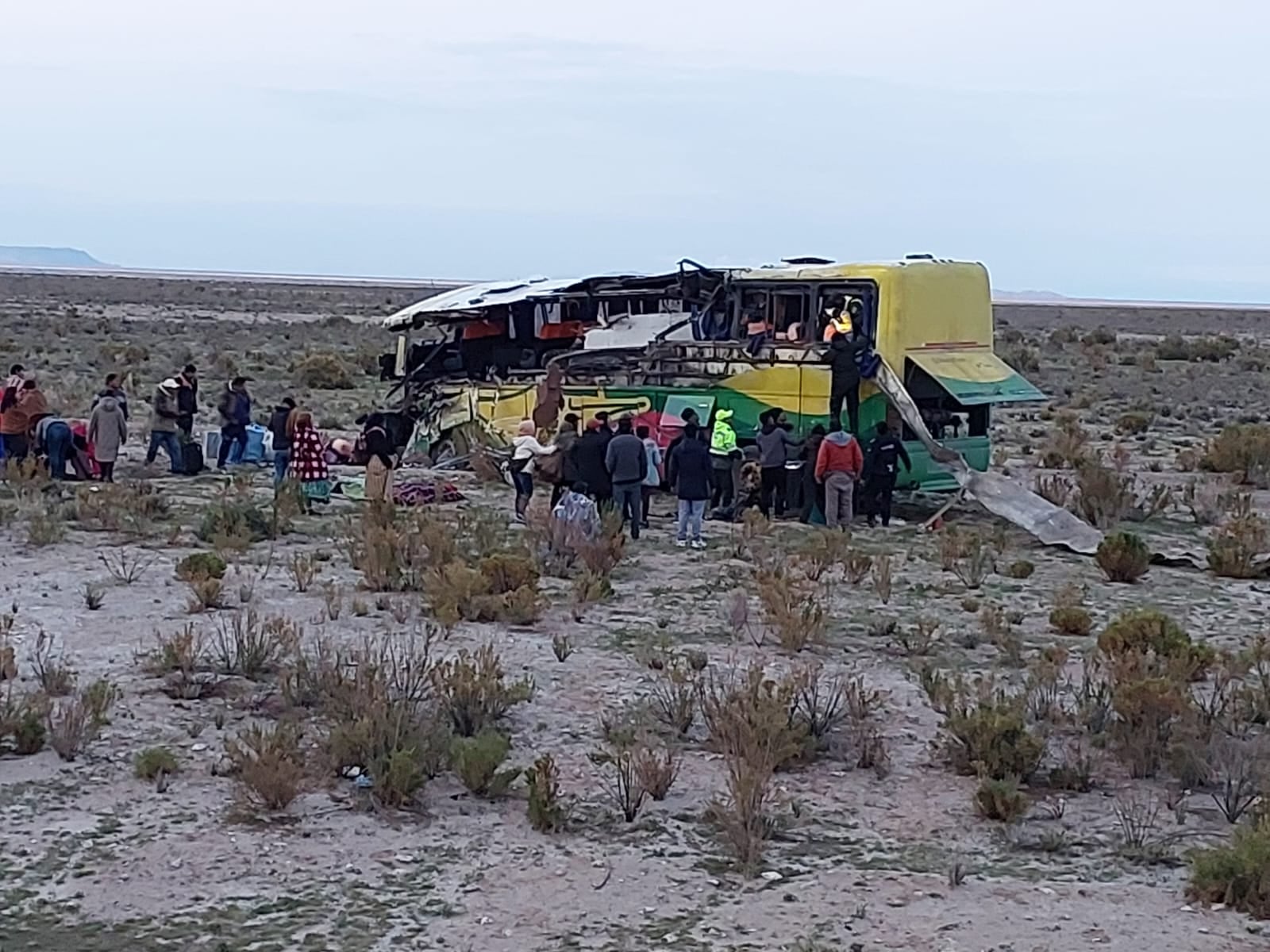 AME5095. UYUNI (BOLIVIA), 01/03/2025.- Fotografía cedida por la Policía de Bolivia este sábado de uno de los autobuses accidentados en una carretera en Uyuni (Bolivia). Al menos 37 personas fallecidas y 30 resultaron heridas por la colisión de dos autobuses en una carretera de la localidad andina de Uyuni, al suroeste de Bolivia. EFE/ Policía De Bolivia SOLO USO EDITORIAL/SOLO DISPONIBLE PARA ILUSTRAR LA NOTICIA QUE ACOMPAÑA (CRÉDITO OBLIGATORIO) (MÁXIMA CALIDAD DISPONIBLE)