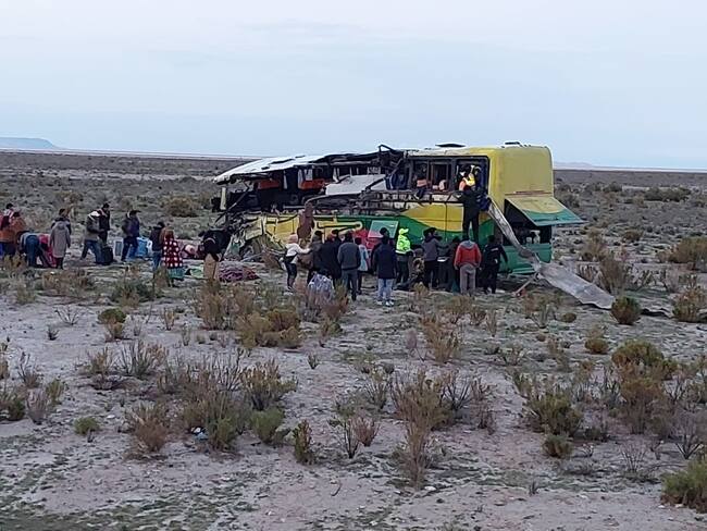 AME5095. UYUNI (BOLIVIA), 01/03/2025.- Fotografía cedida por la Policía de Bolivia este sábado de uno de los autobuses accidentados en una carretera en Uyuni (Bolivia). Al menos 37 personas fallecidas y 30 resultaron heridas por la colisión de dos autobuses en una carretera de la localidad andina de Uyuni, al suroeste de Bolivia. EFE/ Policía De Bolivia SOLO USO EDITORIAL/SOLO DISPONIBLE PARA ILUSTRAR LA NOTICIA QUE ACOMPAÑA (CRÉDITO OBLIGATORIO) (MÁXIMA CALIDAD DISPONIBLE)