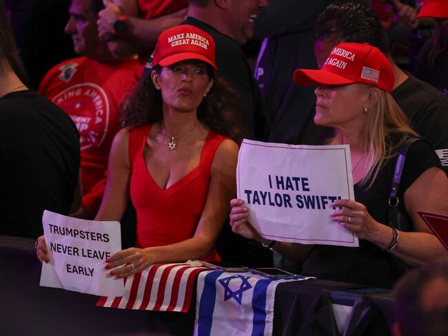 Uniondale (United States), 18/09/2024.- People in the crowd hold signs about Taylor Swift and rally goers leaving early before former US President and Republican nominee for President Donald Trump arrives to a rally at the Nassau Veterans Memorial Coliseum in Uniondale, New York, USA, 18 September 2024. (Nueva York) EFE/EPA/SARAH YENESEL