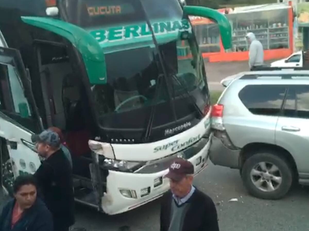 Un trancón de más de 4 kilómetros en la vía Bogotá-Tunja, dejaron dos accidentes