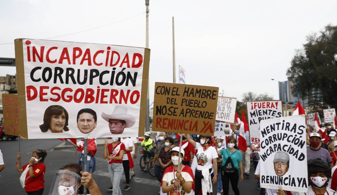 Manifestaciones a favor de la destitución del presidente peruano, Pedro Castillo. Foto: Getty