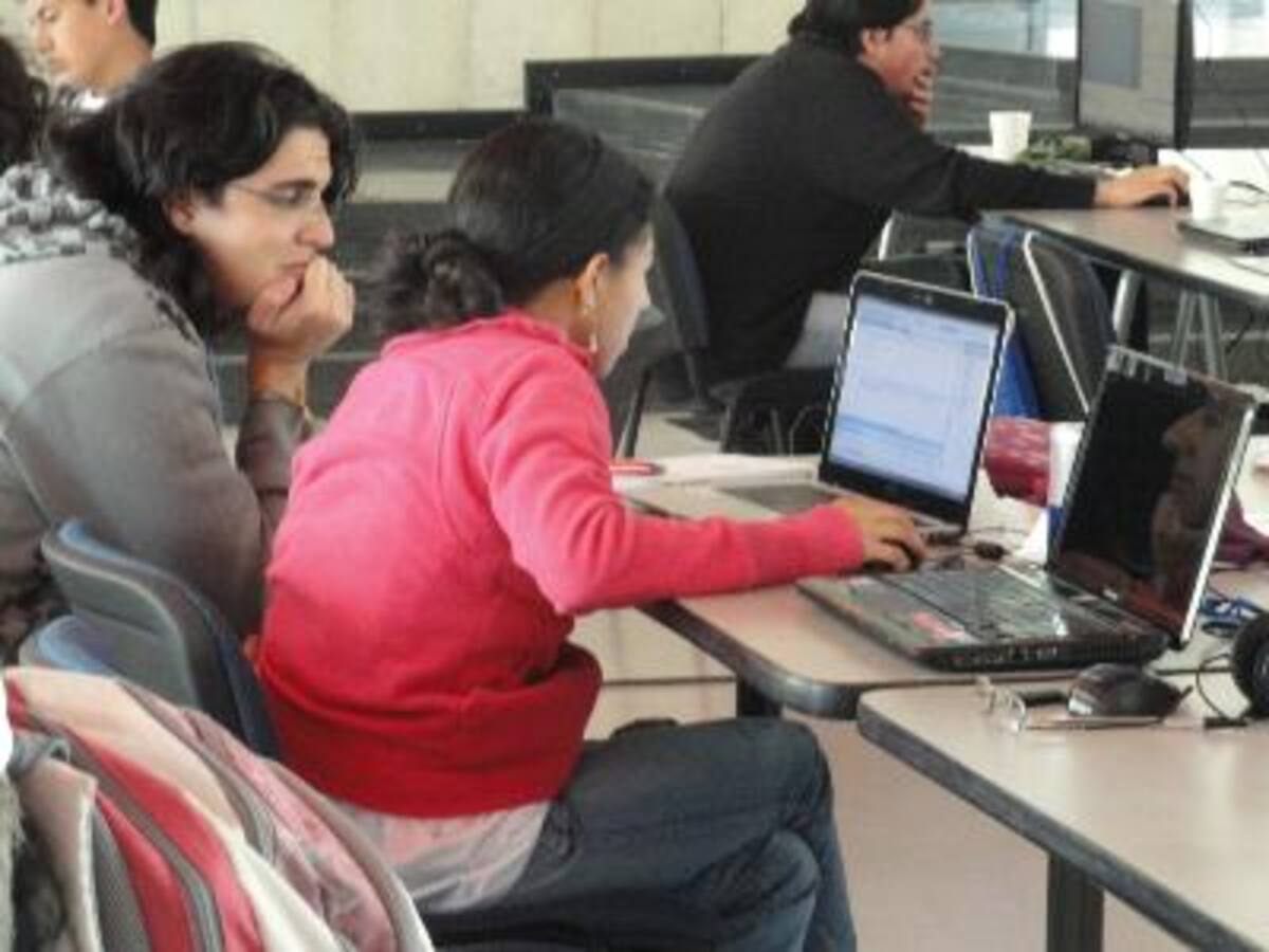 Ella es una de las dos mujeres que participaron en esta edición del Global Game Jam en Bogotá. Aquí se encuentra con su compañero de equipo, un comunicador social de la U. Javeriana.