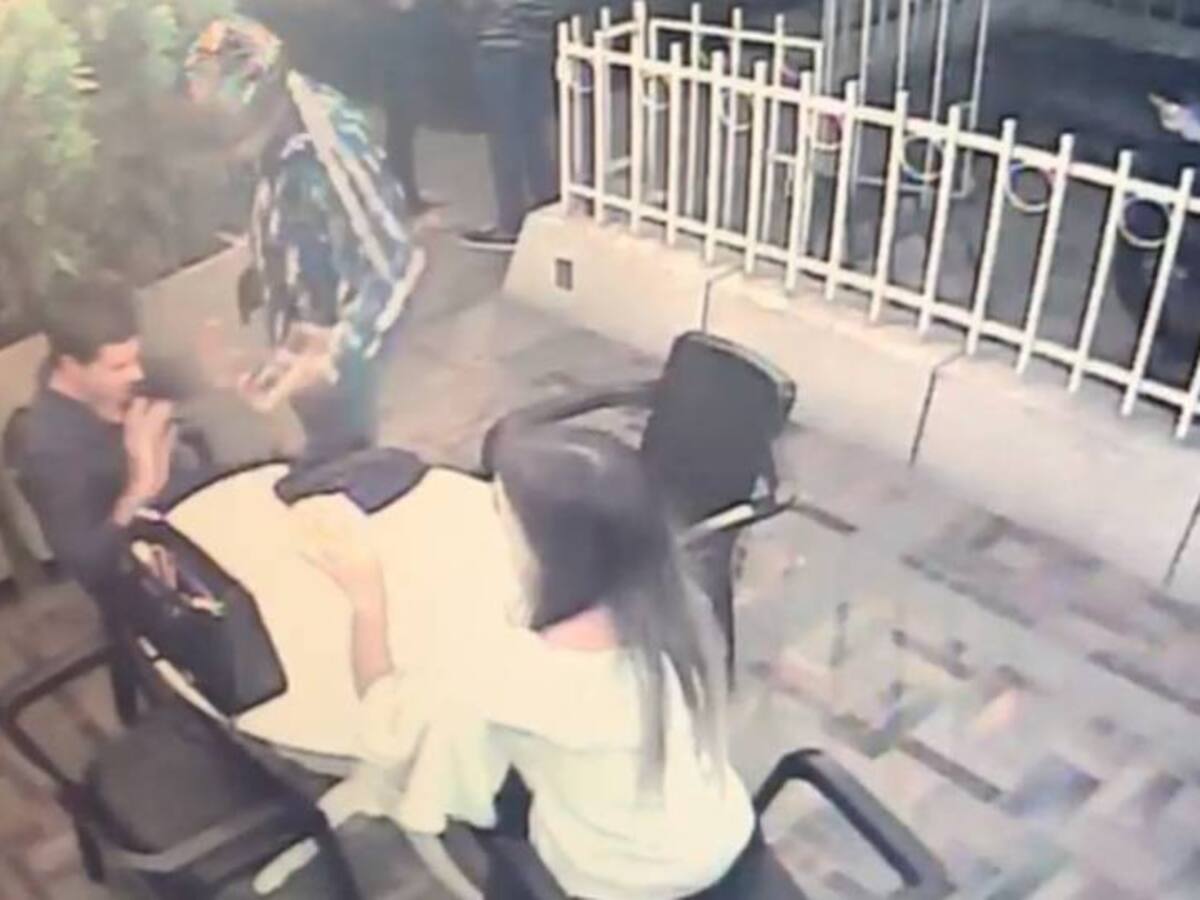 Video: Pistolero atraca a una pareja en negocio de Bucaramanga