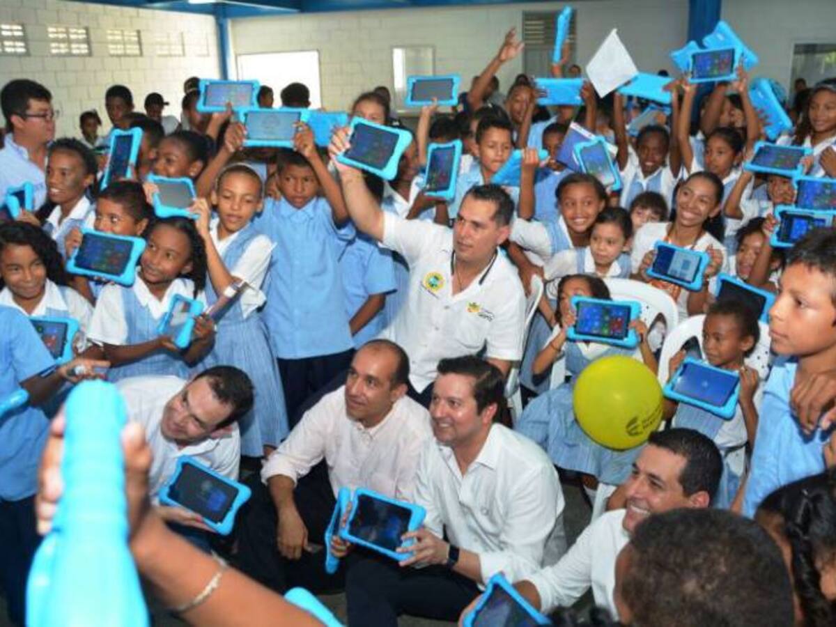 MinTIC entregó 870 tabletas y computadores para 5 mil estudiantes de 8 colegios