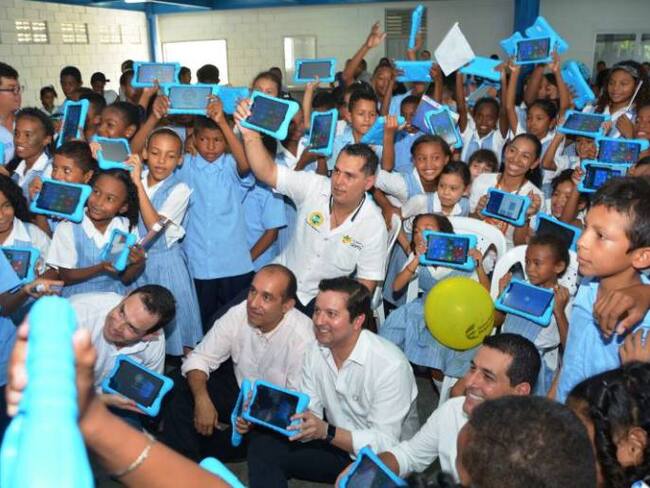 MinTIC entregó 870 tabletas y computadores para 5 mil estudiantes de 8 colegios