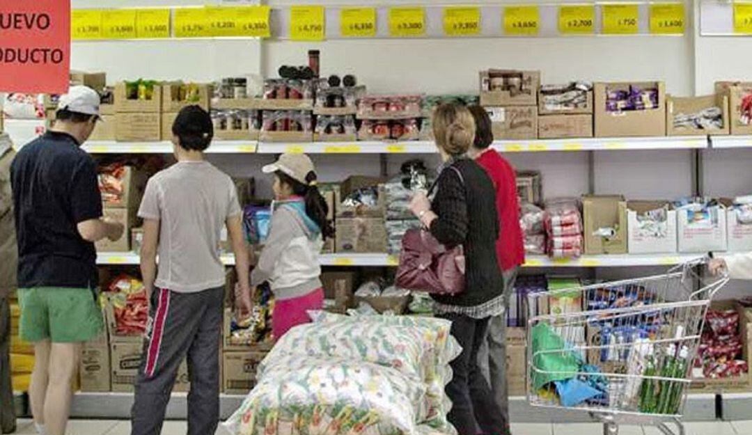 Tenga en cuenta que solo una persona por familia puede salir al supermercado o droguería