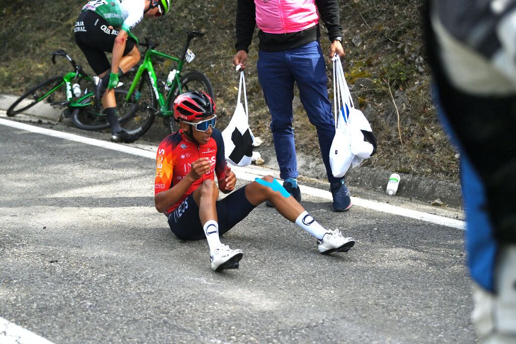 Egan Bernal tras sufrir una caída en la Vuelta Cataluña (Photo by David Ramos/Getty Images)