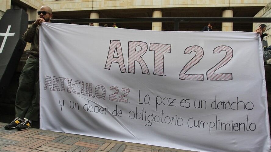 Frente al Palacio de Justicia, ciudadanos activistas por la paz, recogen firmas y se manifiestan por la aprobación del Fast Track, para llevar a cabo el cumplimiento del Proceso de Paz. Foto: Colprensa - Sofía Toscano