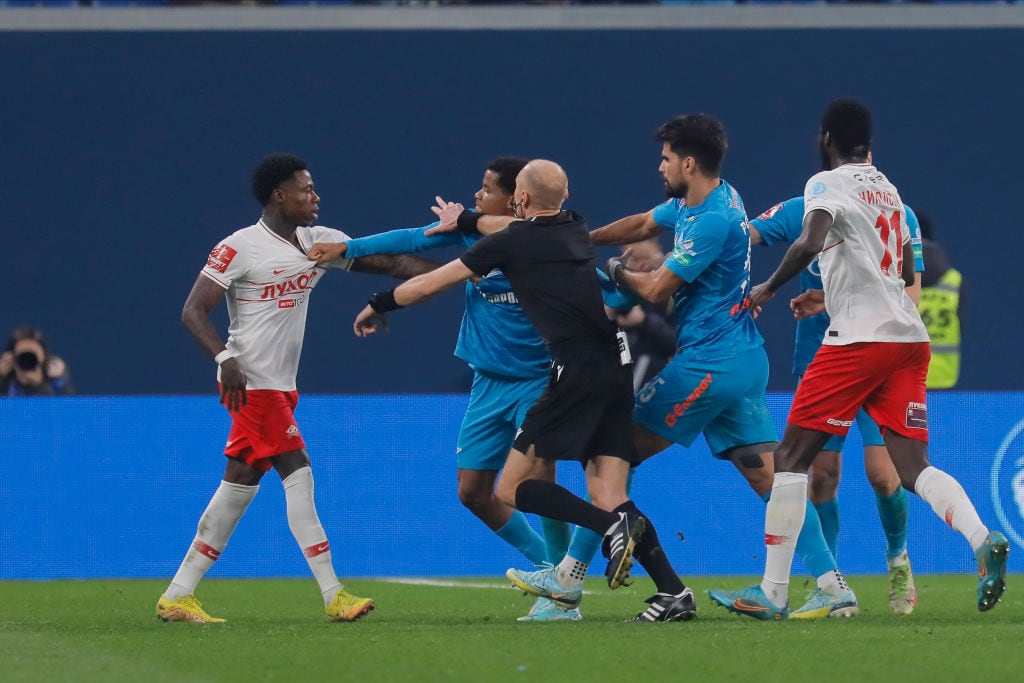 Quincy Promes, Shamar Nicholson de Spartak Moscow y Wilmar Barrios junto a Rodrigao de Zenit St. Petersburg (Photo by Mike Kireev/NurPhoto via Getty Images)