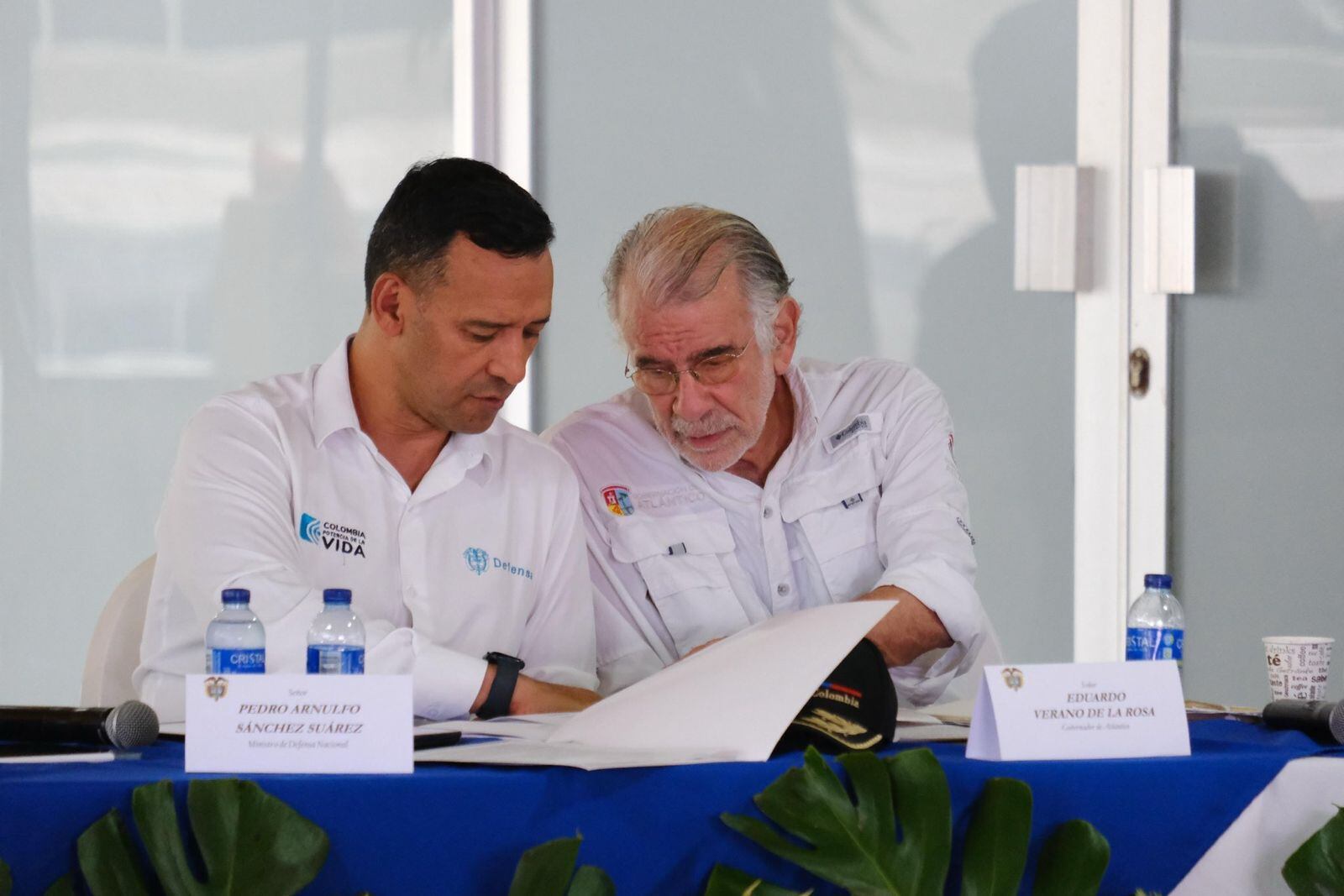 Ministro de Defensa Pedro Sánchez y el gobernador del Atlántico, Eduardo Verano.