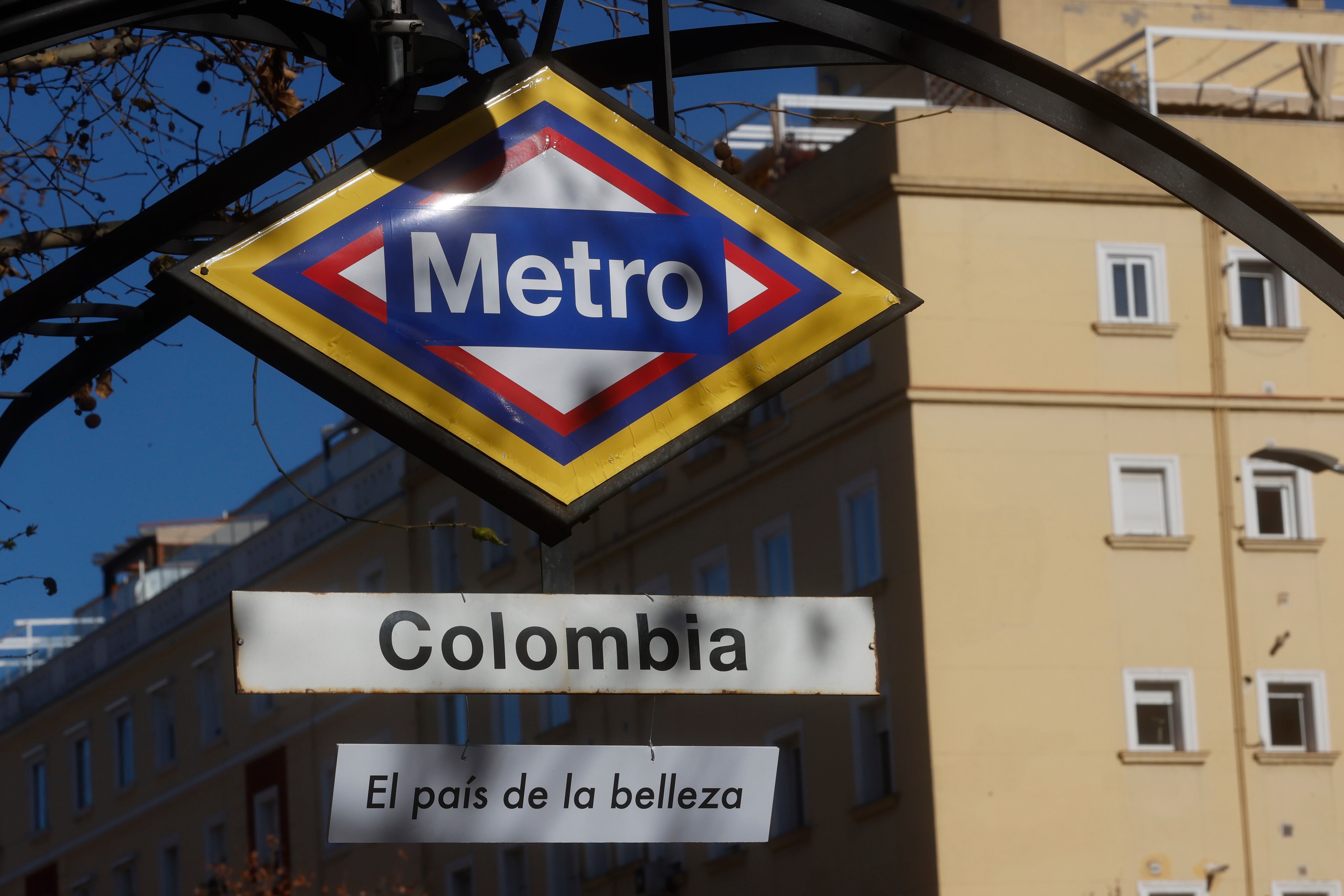 MADRID, 24/01/2024.- Un clarinete, un guache, un tambor hembra y un tamborón alegraron el día a los usuarios del metro de Madrid e hicieron bailar a los reunidos este martes ante la estación de metro 'Colombia', que ha sido rebautizada temporalmente como 'Colombia, el país de la belleza'. EFE/ Fernando Alvarado