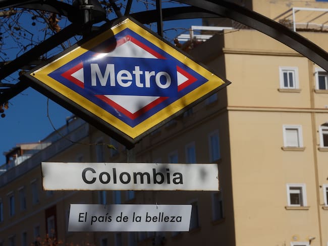 MADRID, 24/01/2024.- Un clarinete, un guache, un tambor hembra y un tamborón alegraron el día a los usuarios del metro de Madrid e hicieron bailar a los reunidos este martes ante la estación de metro &#039;Colombia&#039;, que ha sido rebautizada temporalmente como &#039;Colombia, el país de la belleza&#039;. EFE/ Fernando Alvarado