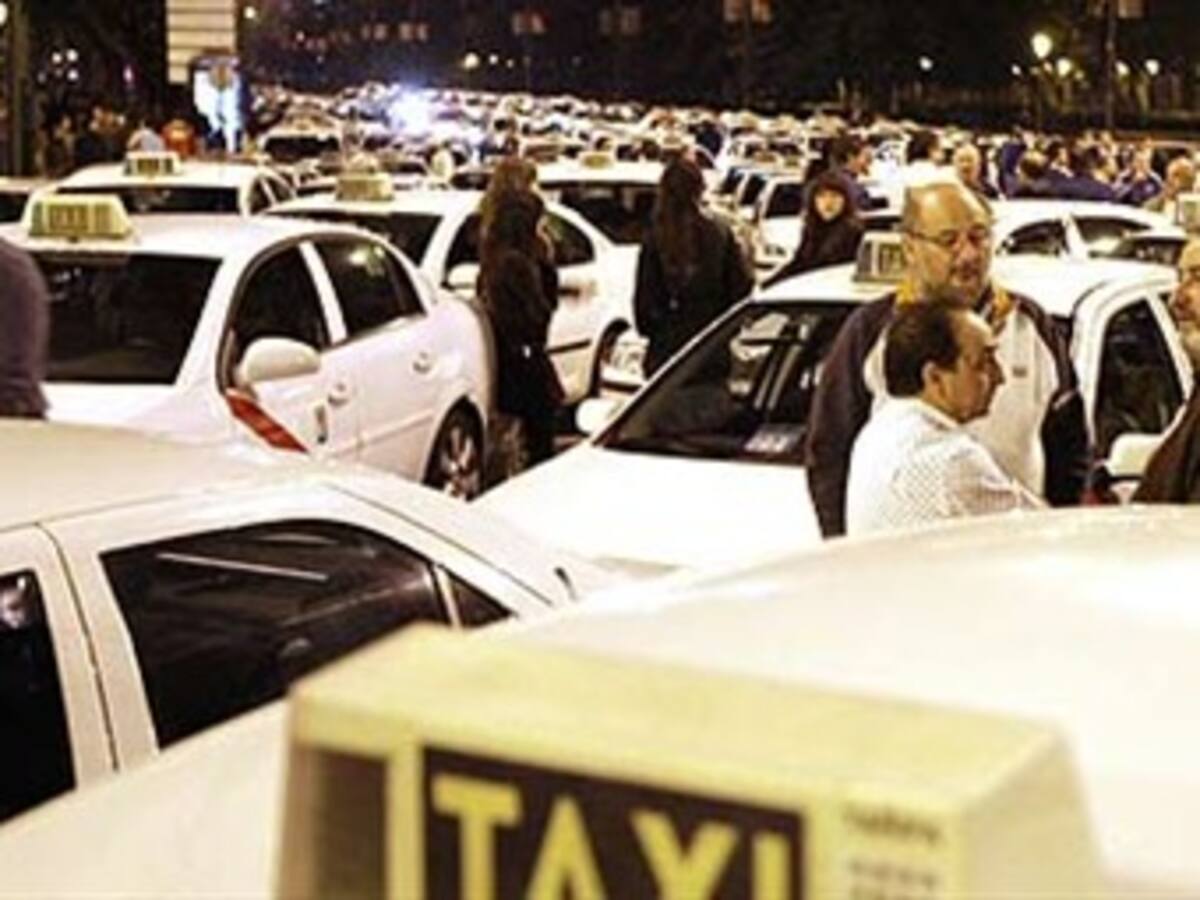 Taxistas bloquean vías hacia el aeropuerto José María Córdoba