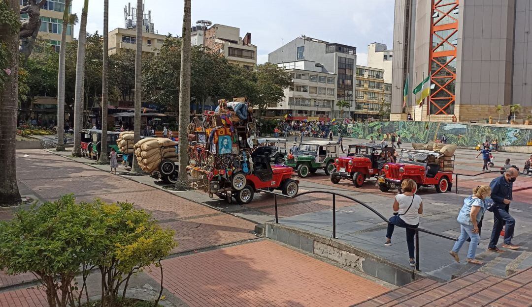 Jeep Willys en la plaza de Bolívar de Armenia