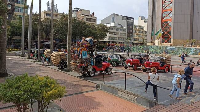 Jeep Willys en la plaza de Bolívar de Armenia