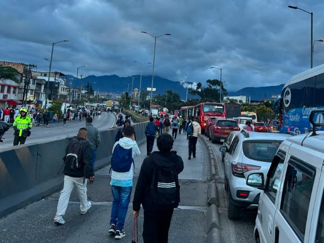 🔴EN VIVO Autopista Sur bloqueada HOY 2 de julio: cierre estaciones de TransMilenio, desvíos y más