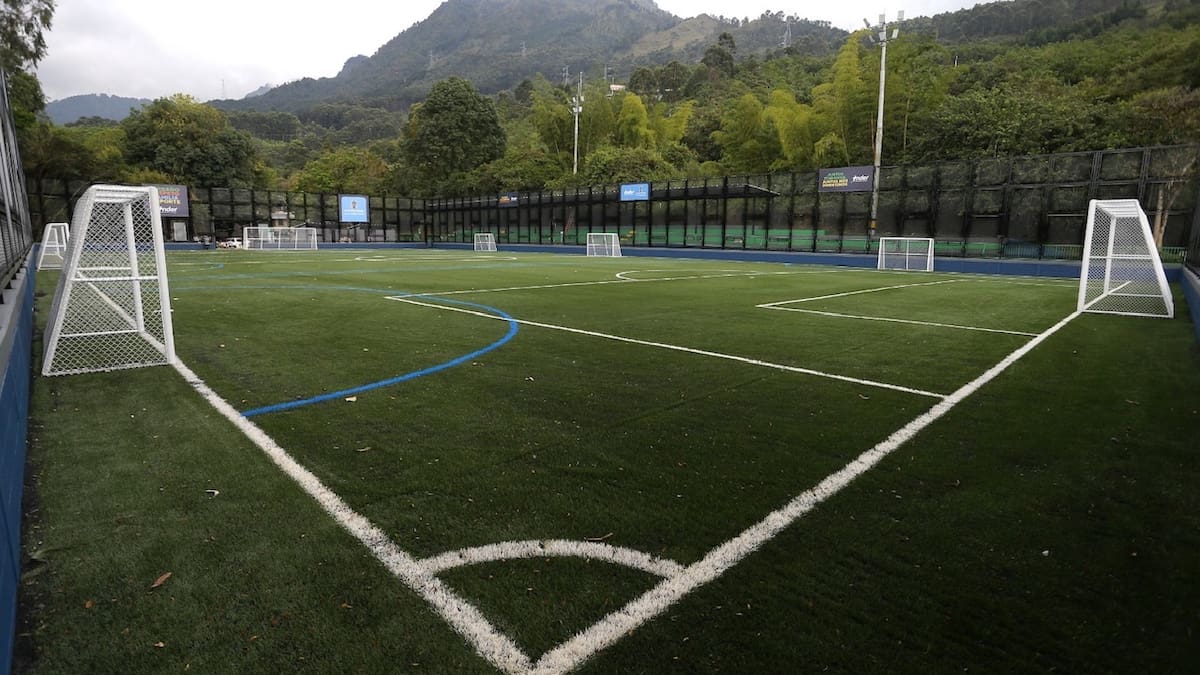 Del abandono a cancha certificada por la FIFA: Medellín estrena escenario en Buenos Aires