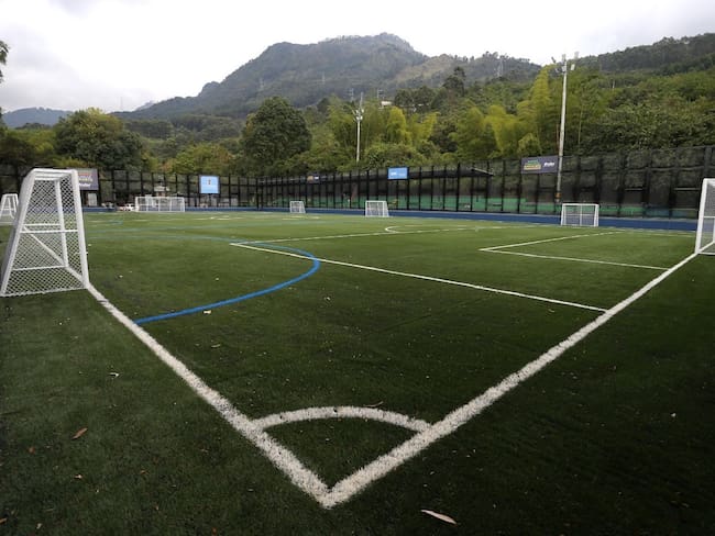 Del abandono a cancha certificada por la FIFA: Medellín estrena escenario en Buenos Aires