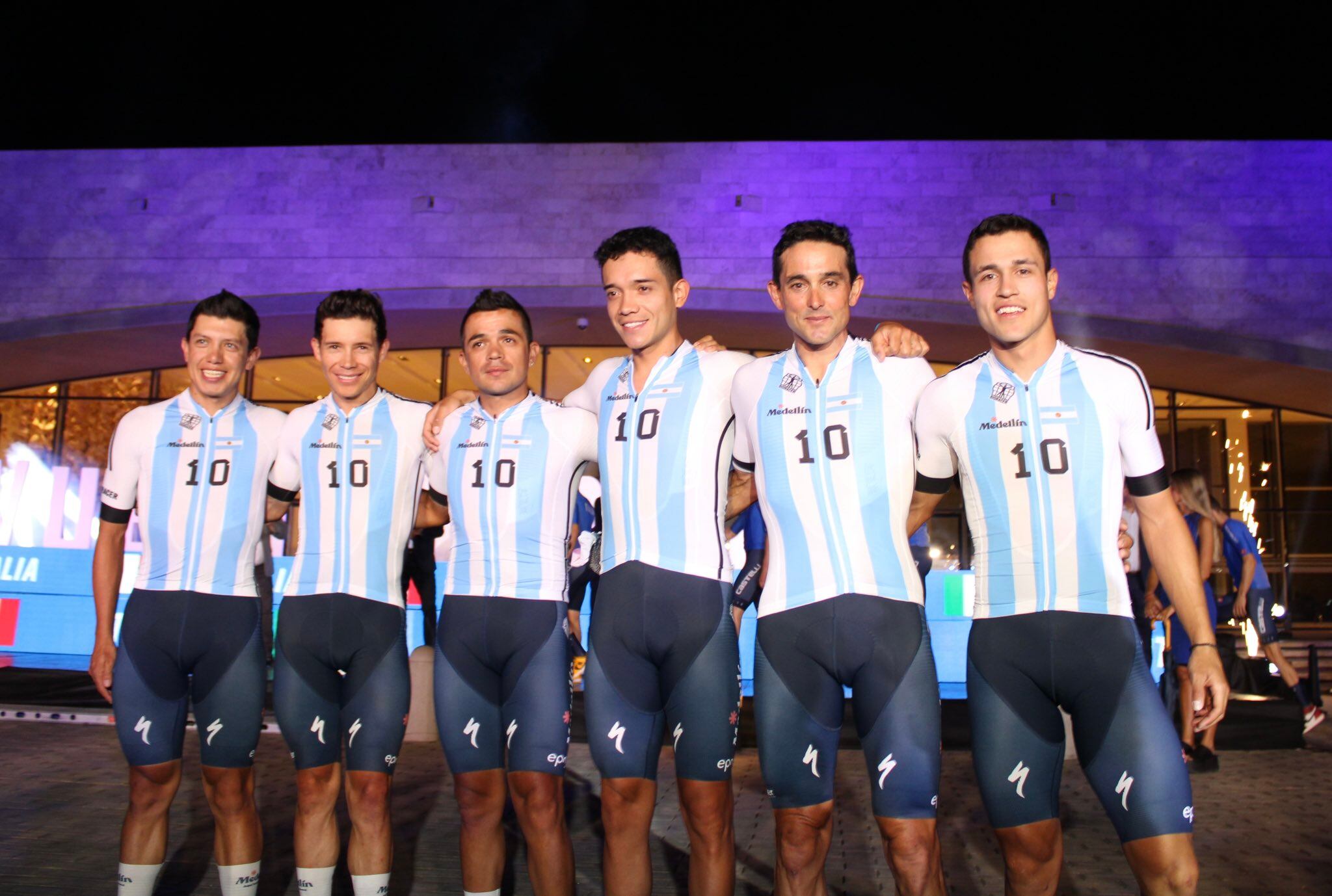 Miguel Ángel López y los demás corredores del Team Medellín lucen el uniforme en homenaje a Argentina / Twitter: @team_medellin