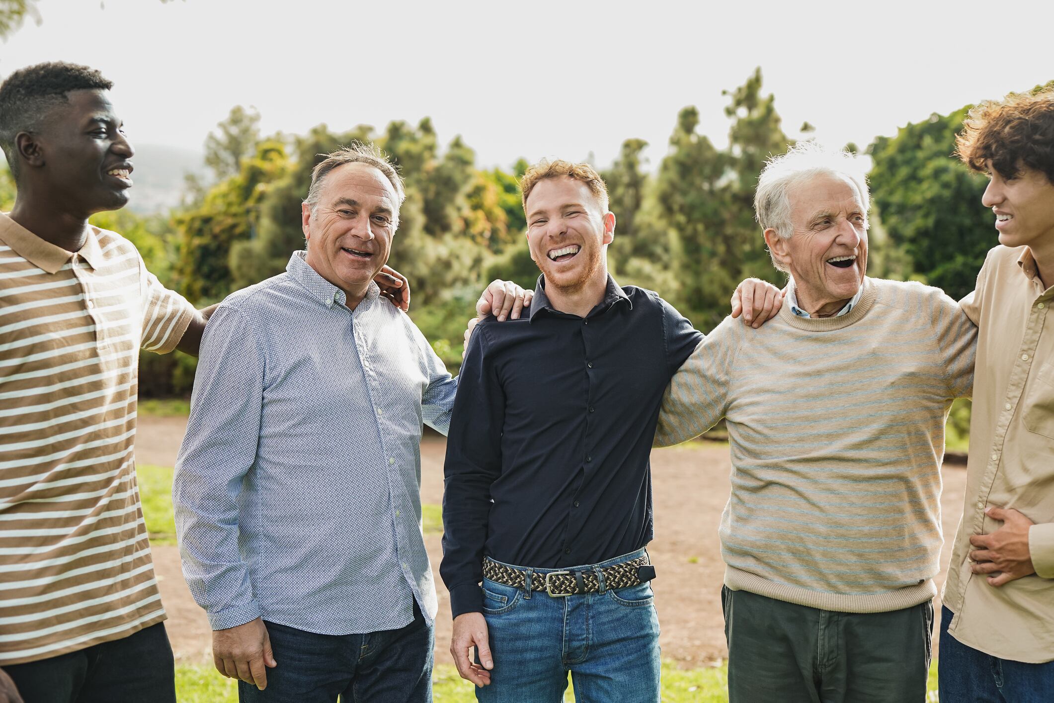 Hombres sonriendo mientras conversan (Foto vía Getty Images)