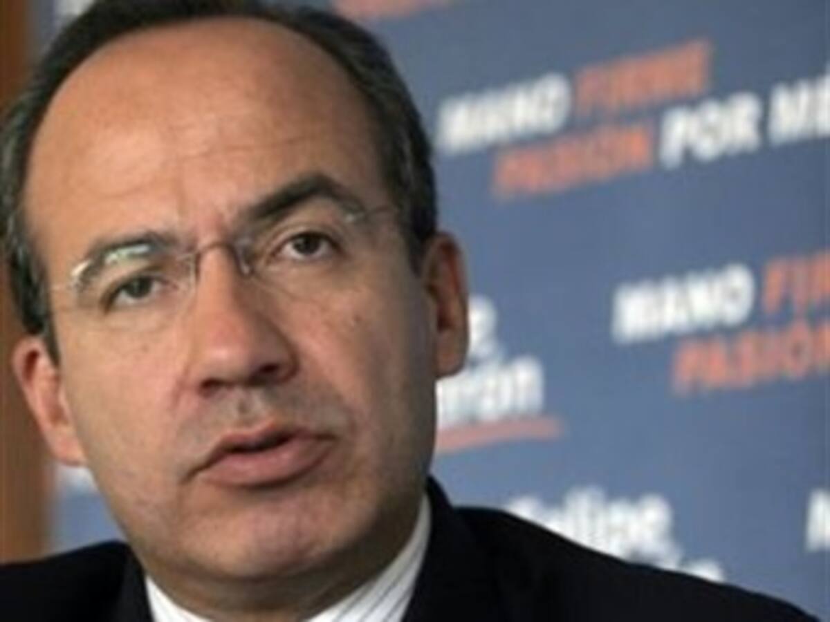 Calderón admite una fuerte caída de la economía en México