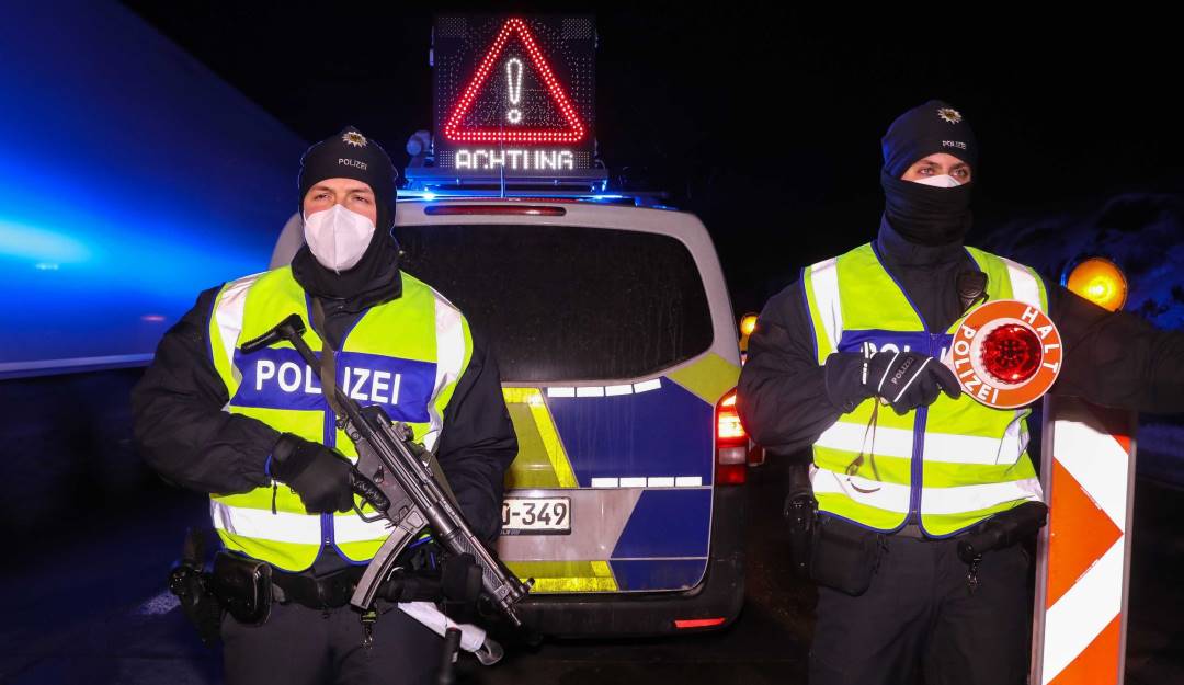 Retenes de la policía checa para revisar vehículos.               Foto: Getty 