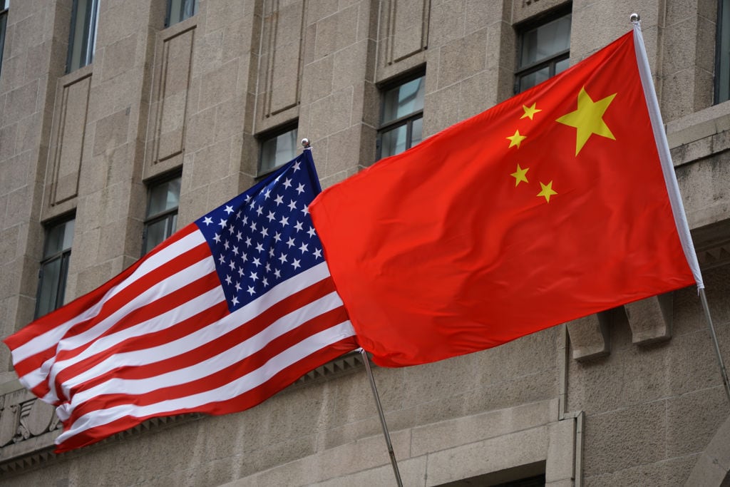 Banderas EE.UU y China. (Photo by Wang Gang/VCG via Getty Images)