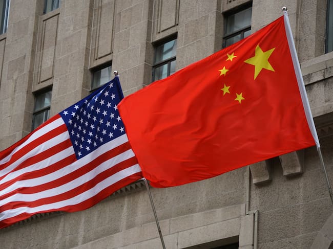 Banderas EE.UU y China. (Photo by Wang Gang/VCG via Getty Images)