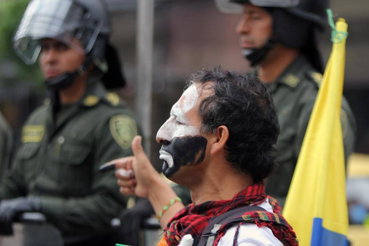 50.000 educadores de todas las regiones del país se dirigen al Ministerio de Educación, ubicado en la capital colombiana, apara manifestar su preocupación frente al acuerdo al que llegó el Gobierno con Fecode.