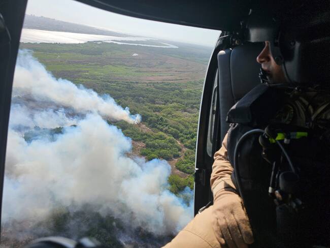 Sobrevuelo al incendio en el Parque Isla Salamanca. Foto: Gobernación del Atlántico