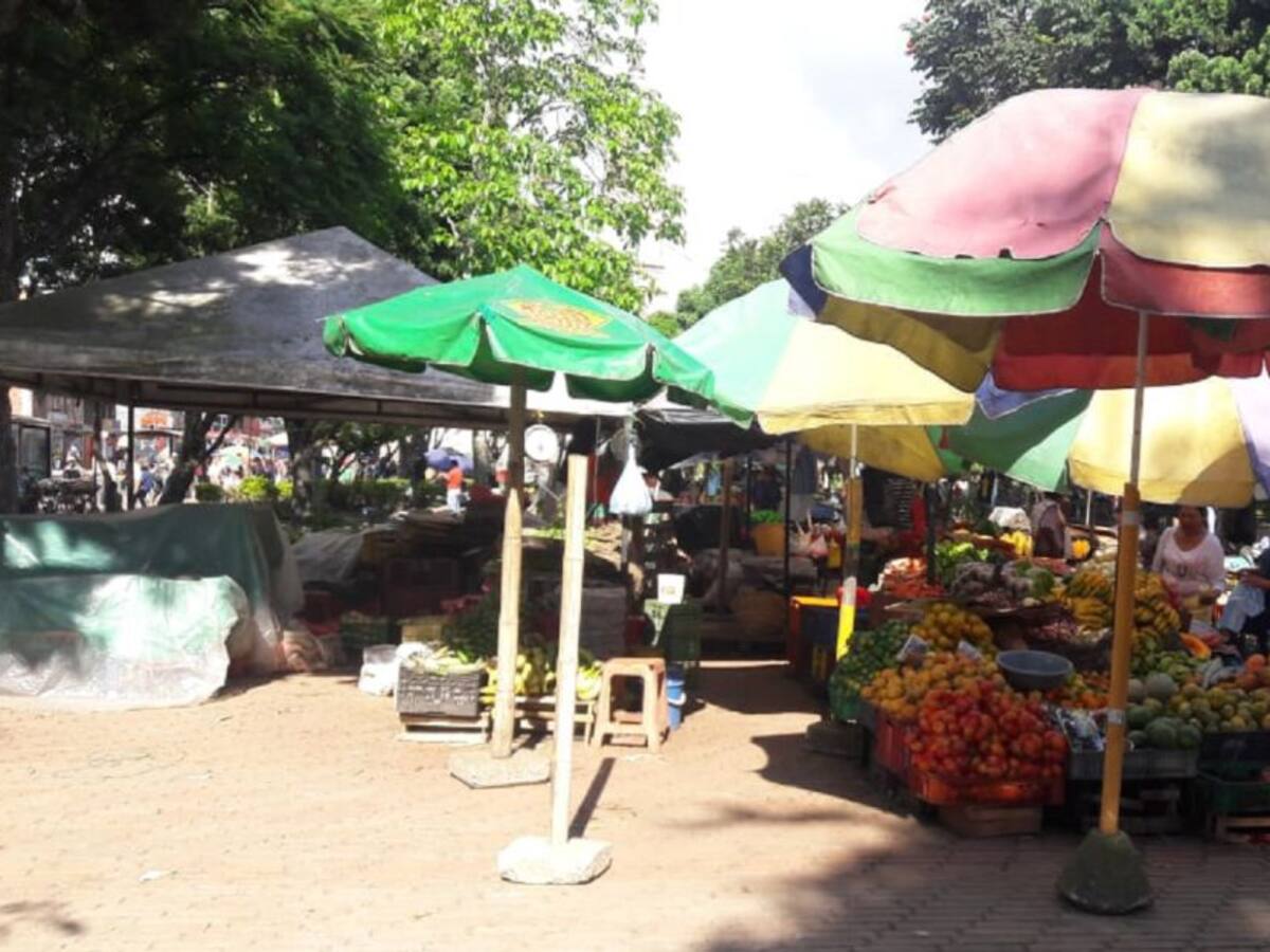 Vendedores de alimentos del CAM piden que los dejen hasta el 2 de enero