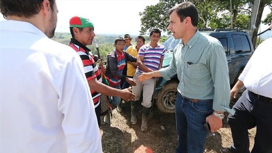Ministro del Interior, Guillerno Rivera, en diálogos con indígenas del Cauca. Foto: Colprensa